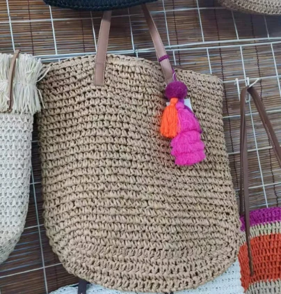 Borsa da donna intrecciata a mano con palline colorate