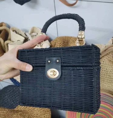 Borsa a tracolla nera in rattan naturale