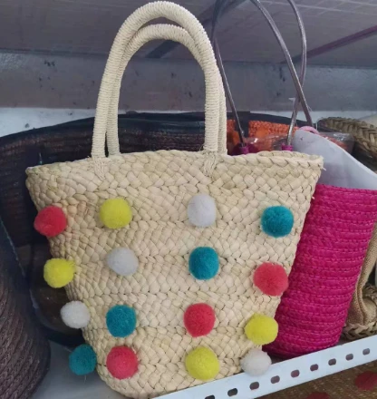 Balli colorati di paglia fatta a mano
