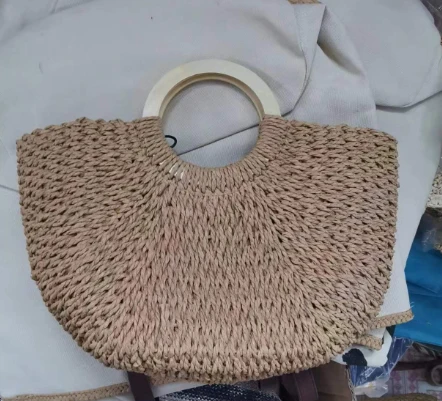 Borsa da spiaggia in carta intrecciata con manici in legno