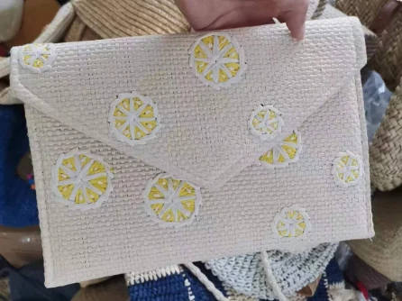 Pochette da donna con ricamo in carta