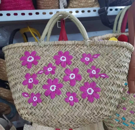 Borsa di paglia naturale con ricamo a fiori