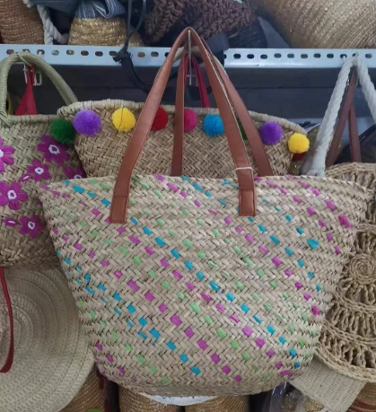 Sacca di paglia intrecciata per festività naturali