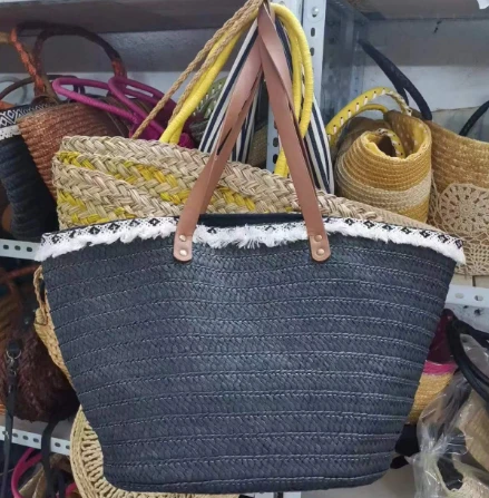Borsa da spiaggia intrecciata di carta nera con pizzo