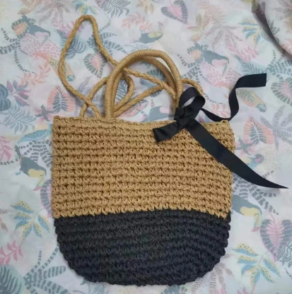 Borsa in carta intrecciata con manico lungo marrone e nero