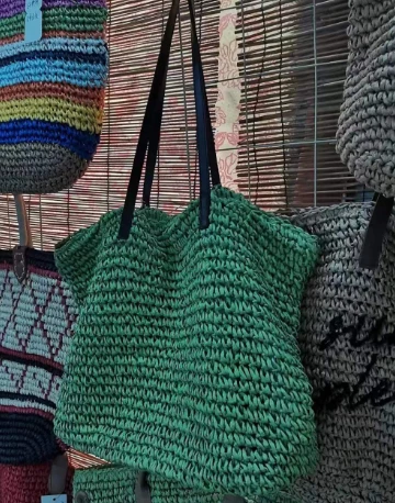 Borsa estiva in paglia intrecciata a mano in carta verde