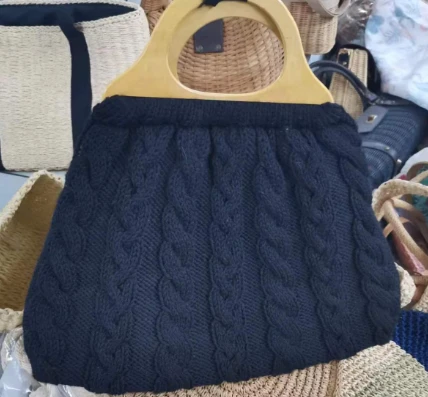 Borsa da donna in lana nera con manici in legno
