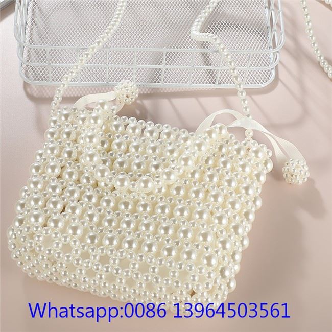 Borsa fatta a mano con perle bianche e perline