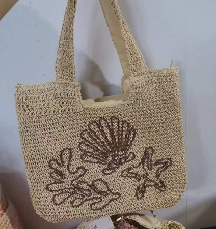 Borsa a tracolla in carta all'uncinetto con motivo ricamato
