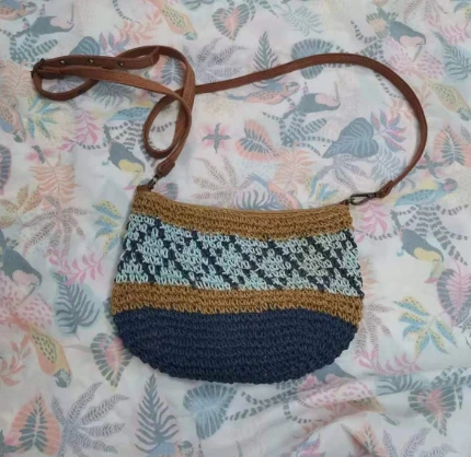 Borsa da donna a tracolla in carta all'uncinetto
