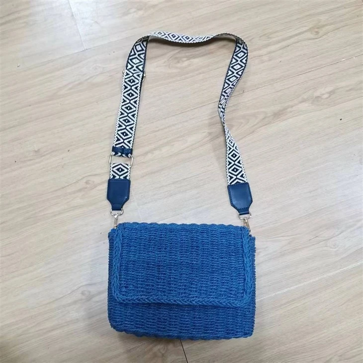 Borsa a tracolla blu in paglia con nastro