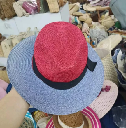 Cappello da donna multicolore con nastro adesivo nero