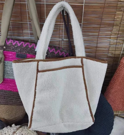 Borsa casual da donna in lana di agnello