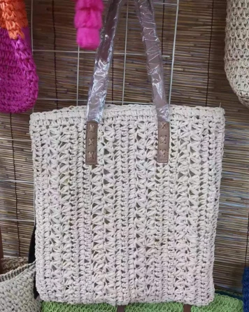 Borsa a tracolla cava fatta a mano da donna con motivo all'uncinetto