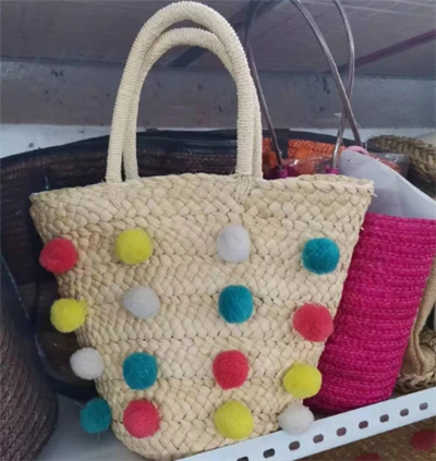 Balli colorati di paglia fatta a mano