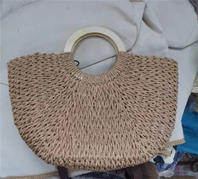 Borsa da spiaggia in carta intrecciata con manici in legno