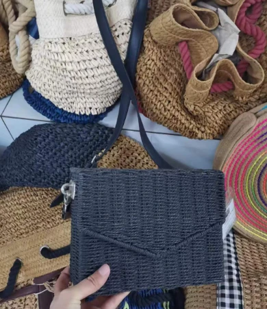 Borsa a tracolla in carta intrecciata a mano con struttura in ferro