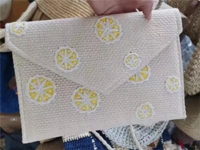 Pochette da donna con ricamo in carta