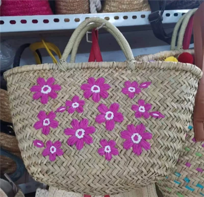 Borsa di paglia naturale con ricamo a fiori