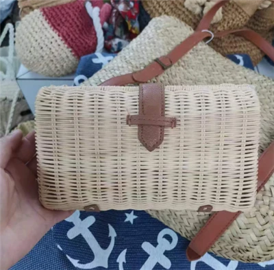 Borsa da sera piccola in rattan intrecciato a mano