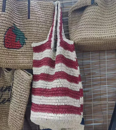 Borsa per la spesa in paglia di carta fatta a mano all'uncinetto a strisce rosse
