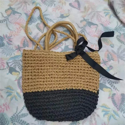 Borsa in carta intrecciata con manico lungo marrone e nero