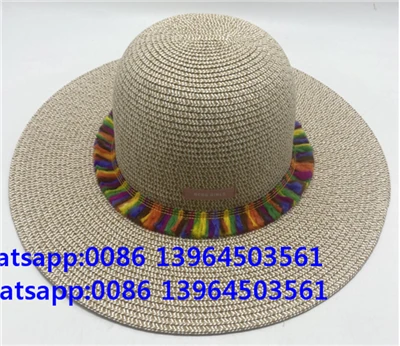 Donne cappello con decorazioni colorate di nappe
