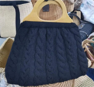 Borsa da donna in lana nera con manici in legno