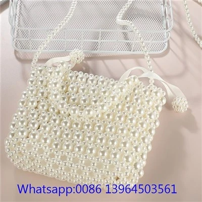 Borsa fatta a mano con perle bianche e perline