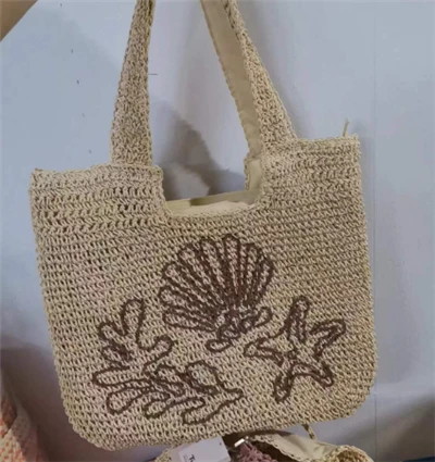 Borsa a tracolla in carta all'uncinetto con motivo ricamato