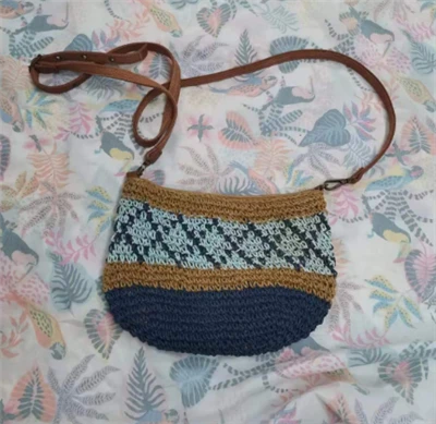 Borsa da donna a tracolla in carta all'uncinetto