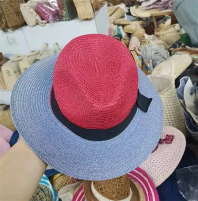 Cappello da donna multicolore con nastro adesivo nero