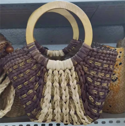 Borsa per donne intrecciata di colore di colore scuro