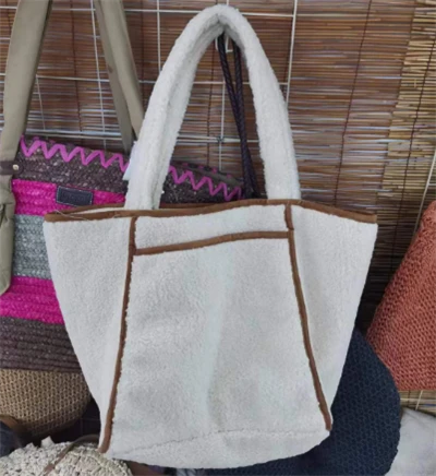 Borsa casual da donna in lana di agnello